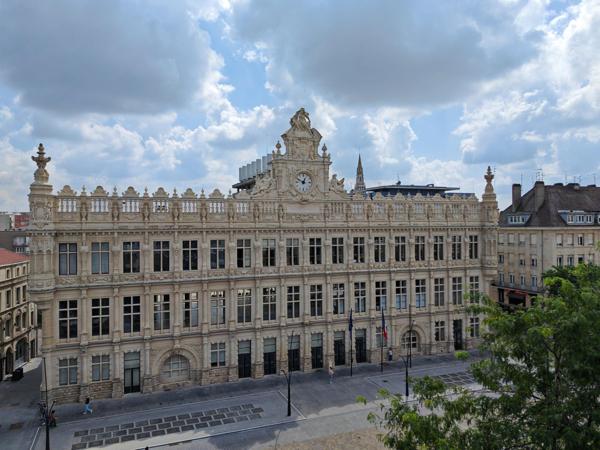 On pose ses meubles Place d'Armes
