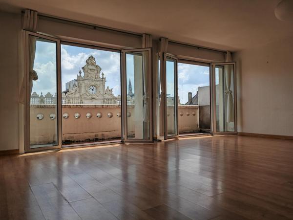 On pose ses meubles Place d'Armes