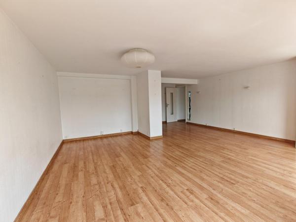 On pose ses meubles Place d'Armes