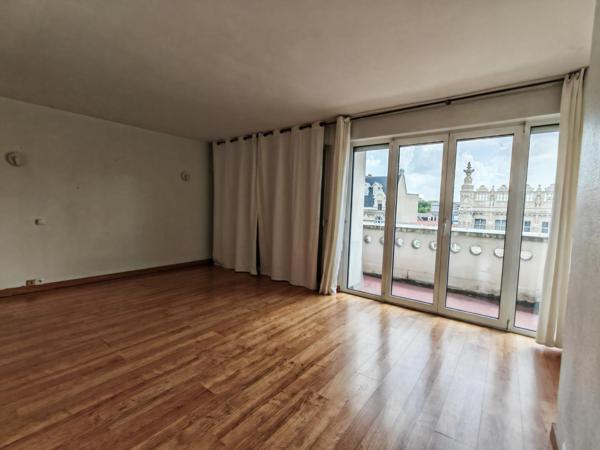 On pose ses meubles Place d'Armes