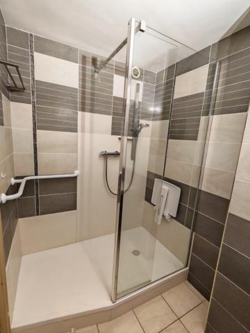 On pose ses meubles Place d'Armes