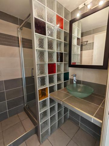 On pose ses meubles Place d'Armes