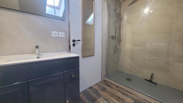 Appartement rénové avec de nombreux atouts.