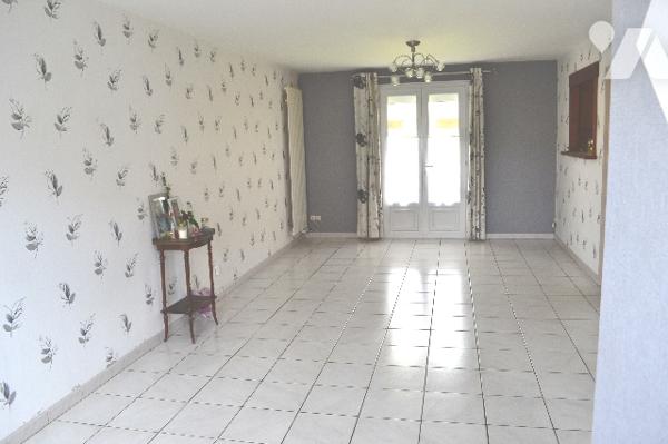 Maison mitoyenne comprenant 3 chambres, un garage et un sous-sol