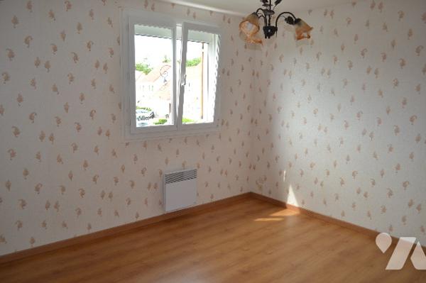 Maison mitoyenne comprenant 3 chambres, un garage et un sous-sol