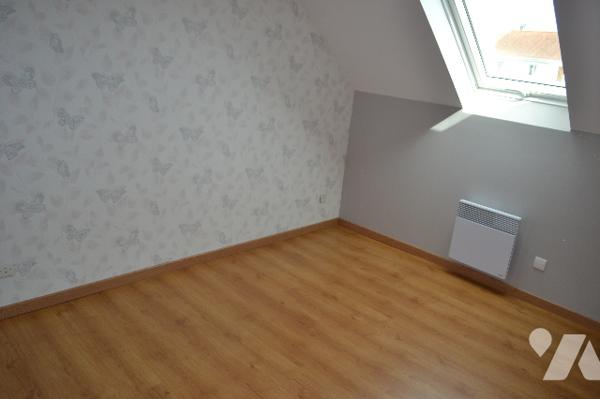 Maison mitoyenne comprenant 3 chambres, un garage et un sous-sol