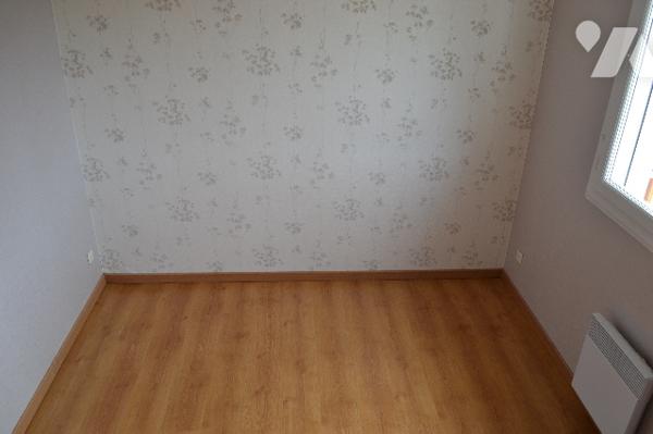 Maison mitoyenne comprenant 3 chambres, un garage et un sous-sol