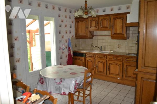 Maison mitoyenne comprenant 3 chambres, un garage et un sous-sol