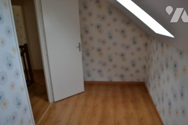 Maison mitoyenne comprenant 3 chambres, un garage et un sous-sol