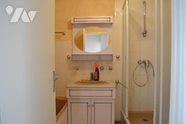 Maison mitoyenne comprenant 3 chambres, un garage et un sous-sol