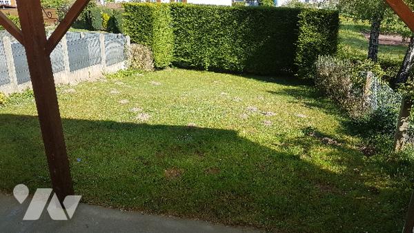 Maison mitoyenne comprenant 3 chambres, un garage et un sous-sol