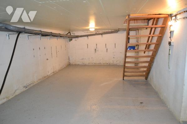 Maison mitoyenne comprenant 3 chambres, un garage et un sous-sol