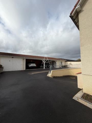 Jolie maison indépendante et économe, beau jardin, sous-sol et dépendance entièrement aménagés, garage et carport