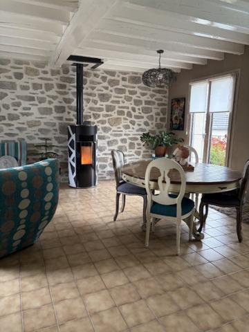 Jolie maison indépendante et économe, beau jardin, sous-sol et dépendance entièrement aménagés, garage et carport