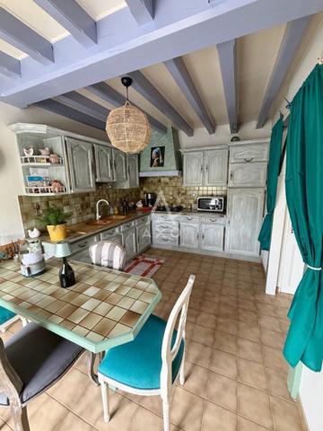 Jolie maison indépendante et économe, beau jardin, sous-sol et dépendance entièrement aménagés, garage et carport