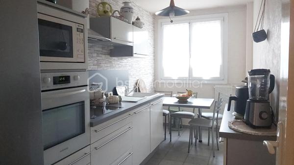 Nogent sur Oise à 15min de la Gare de CREIL !!! Dans un immeuble des années 70, beau 5 pièces de 92,61 m² en étage intermédiaire. Il comprend une entrée, un séjour, une salle à manger, une cuisine séparée équipée, une salle de bains, trois chambres, un WC, un balcon, une place de parking et une cave en sous-sol. Ce bien vous est proposé par Cédric au 0686885039