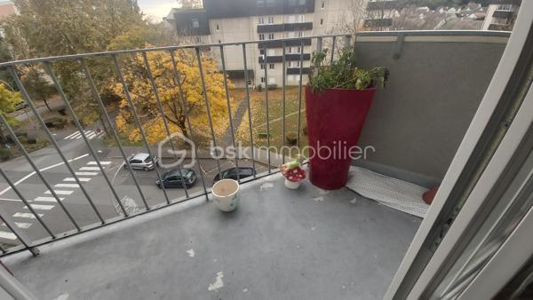 Nogent sur Oise à 15min de la Gare de CREIL !!! Dans un immeuble des années 70, beau 5 pièces de 92,61 m² en étage intermédiaire. Il comprend une entrée, un séjour, une salle à manger, une cuisine séparée équipée, une salle de bains, trois chambres, un WC, un balcon, une place de parking et une cave en sous-sol. Ce bien vous est proposé par Cédric au 0686885039