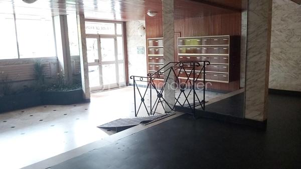 Nogent sur Oise à 15min de la Gare de CREIL !!! Dans un immeuble des années 70, beau 5 pièces de 92,61 m² en étage intermédiaire. Il comprend une entrée, un séjour, une salle à manger, une cuisine séparée équipée, une salle de bains, trois chambres, un WC, un balcon, une place de parking et une cave en sous-sol. Ce bien vous est proposé par Cédric au 0686885039