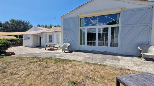 Maison familiale avec gîte, piscine et jardin paysagé