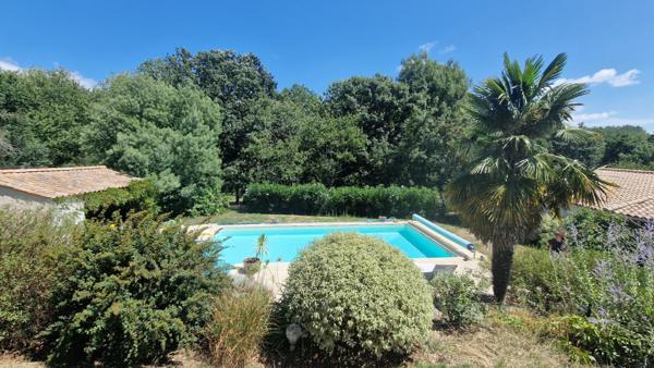 Maison familiale avec gîte, piscine et jardin paysagé
