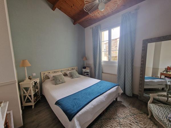 Maison familiale avec gîte, piscine et jardin paysagé