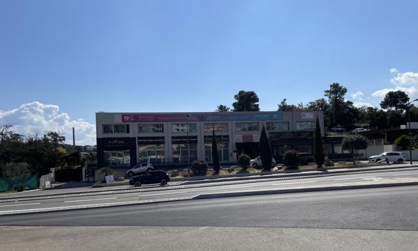 Local commercial 900 m²