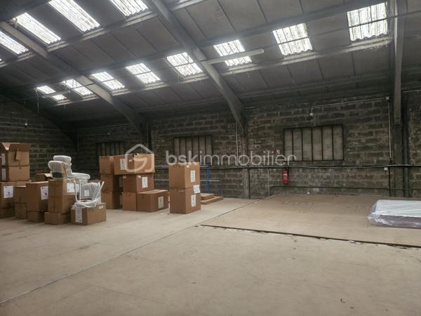 Local d activites de 1 930 m²