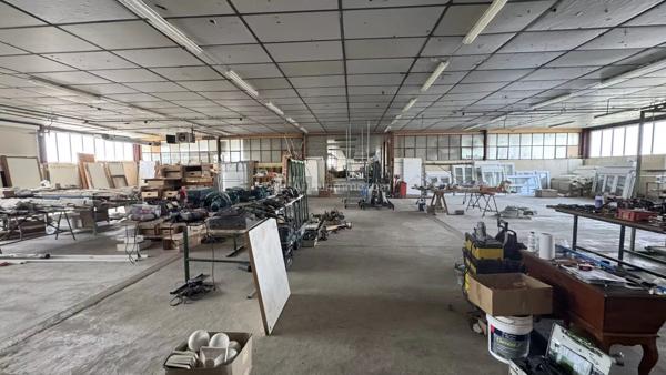 Vente                                                      Local commercial
                        
                                                            à Chalindrey