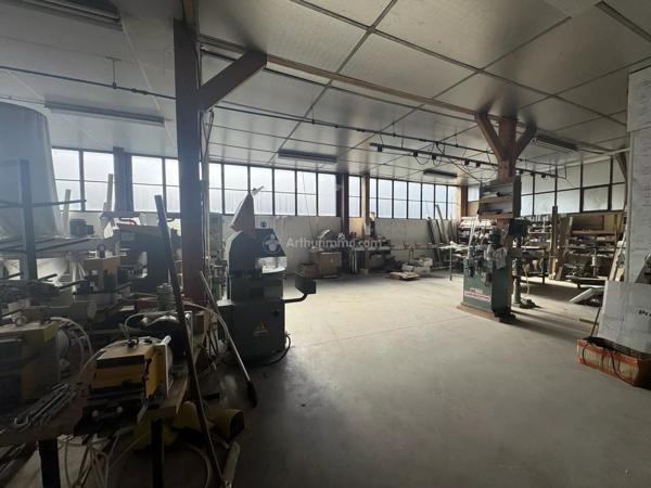 Vente                                                      Local commercial
                        
                                                            à Chalindrey