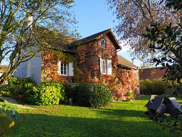 Exclusivité : Maison de caractère à Bouvesse Quirieu sur grand terrain avec piscine