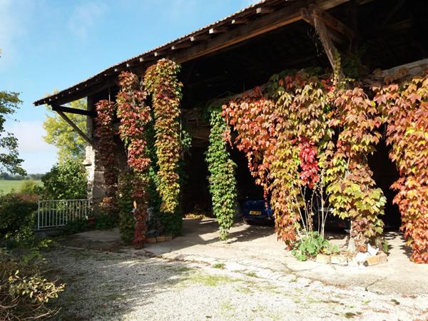 Exclusivité : Maison de caractère à Bouvesse Quirieu sur grand terrain avec piscine