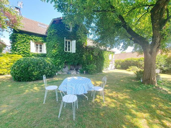 Exclusivité : Maison de caractère à Bouvesse Quirieu sur grand terrain avec piscine