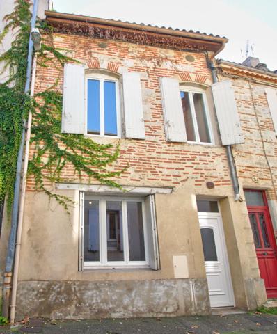 AGEN - QUARTIER JACOBINS - Maison de ville de 133m² dont 90m² habitables avec 3 chambres et une cour intérieure.