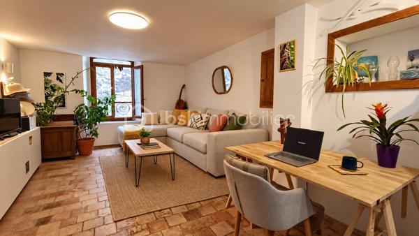 Dans les ruelles pittoresques de Sauve, village médiéval classé parmi les Plus Beaux Villages de France, venez découvrir cette maison de village de plus de 60 m² sur deux niveaux, entièrement rénovée avec goût.

Au rez-de-chaussée, un atelier et une chambre attenante charme préservé : murs voûtés en pierre, chaux et parquet offrent un bel espace indépendant, idéal pour y aménager un gîte ou une location saisonnière — un potentiel de revenus complémentaires dans cette région très touristique.

Un bel escalier en pierre dessert l'étage, véritable élément de caractère de la maison. Ses marches patinées par le temps, sa cage de lumière naturelle et sa rampe en fer forgé racontent l'histoire de cette maison de village. Agrémenté de plantes vertes, il distille une atmosphère sereine et apporte ce supplément d'âme propre aux maisons anciennes rénovées avec soin.

À l'étage, la pièce de vie principale associe cuisine ouverte sur séjour à la fois cosy et très lumineux tout en gardant le charme de l’ancien.

 À l'extérieur, une agréable terrasse/patio en tomettes, ombragée par une paillote, invite à profiter des beaux jours et des repas en extérieur. Elle est surmontée d’une mezzanine pour augmenter la capacité de rangement ou même disposer d’un espace de vie supplémentaire.

Un bien rare, à fort potentiel, dans un village vivant et recherché du Gard.

Contactez-moi dès maintenant pour organiser une visite.