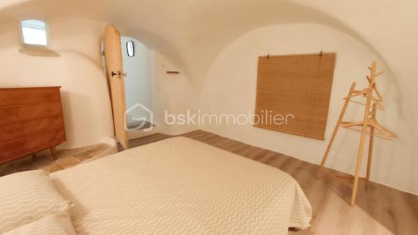 Dans les ruelles pittoresques de Sauve, village médiéval classé parmi les Plus Beaux Villages de France, venez découvrir cette maison de village de plus de 60 m² sur deux niveaux, entièrement rénovée avec goût.

Au rez-de-chaussée, un atelier et une chambre attenante charme préservé : murs voûtés en pierre, chaux et parquet offrent un bel espace indépendant, idéal pour y aménager un gîte ou une location saisonnière — un potentiel de revenus complémentaires dans cette région très touristique.

Un bel escalier en pierre dessert l'étage, véritable élément de caractère de la maison. Ses marches patinées par le temps, sa cage de lumière naturelle et sa rampe en fer forgé racontent l'histoire de cette maison de village. Agrémenté de plantes vertes, il distille une atmosphère sereine et apporte ce supplément d'âme propre aux maisons anciennes rénovées avec soin.

À l'étage, la pièce de vie principale associe cuisine ouverte sur séjour à la fois cosy et très lumineux tout en gardant le charme de l’ancien.

 À l'extérieur, une agréable terrasse/patio en tomettes, ombragée par une paillote, invite à profiter des beaux jours et des repas en extérieur. Elle est surmontée d’une mezzanine pour augmenter la capacité de rangement ou même disposer d’un espace de vie supplémentaire.

Un bien rare, à fort potentiel, dans un village vivant et recherché du Gard.

Contactez-moi dès maintenant pour organiser une visite.