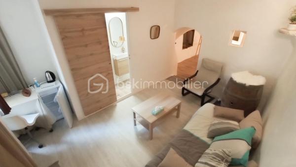 Dans les ruelles pittoresques de Sauve, village médiéval classé parmi les Plus Beaux Villages de France, venez découvrir cette maison de village de plus de 60 m² sur deux niveaux, entièrement rénovée avec goût.

Au rez-de-chaussée, un atelier et une chambre attenante charme préservé : murs voûtés en pierre, chaux et parquet offrent un bel espace indépendant, idéal pour y aménager un gîte ou une location saisonnière — un potentiel de revenus complémentaires dans cette région très touristique.

Un bel escalier en pierre dessert l'étage, véritable élément de caractère de la maison. Ses marches patinées par le temps, sa cage de lumière naturelle et sa rampe en fer forgé racontent l'histoire de cette maison de village. Agrémenté de plantes vertes, il distille une atmosphère sereine et apporte ce supplément d'âme propre aux maisons anciennes rénovées avec soin.

À l'étage, la pièce de vie principale associe cuisine ouverte sur séjour à la fois cosy et très lumineux tout en gardant le charme de l’ancien.

 À l'extérieur, une agréable terrasse/patio en tomettes, ombragée par une paillote, invite à profiter des beaux jours et des repas en extérieur. Elle est surmontée d’une mezzanine pour augmenter la capacité de rangement ou même disposer d’un espace de vie supplémentaire.

Un bien rare, à fort potentiel, dans un village vivant et recherché du Gard.

Contactez-moi dès maintenant pour organiser une visite.