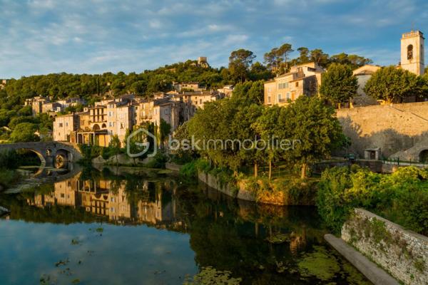 Dans les ruelles pittoresques de Sauve, village médiéval classé parmi les Plus Beaux Villages de France, venez découvrir cette maison de village de plus de 60 m² sur deux niveaux, entièrement rénovée avec goût.

Au rez-de-chaussée, un atelier et une chambre attenante charme préservé : murs voûtés en pierre, chaux et parquet offrent un bel espace indépendant, idéal pour y aménager un gîte ou une location saisonnière — un potentiel de revenus complémentaires dans cette région très touristique.

Un bel escalier en pierre dessert l'étage, véritable élément de caractère de la maison. Ses marches patinées par le temps, sa cage de lumière naturelle et sa rampe en fer forgé racontent l'histoire de cette maison de village. Agrémenté de plantes vertes, il distille une atmosphère sereine et apporte ce supplément d'âme propre aux maisons anciennes rénovées avec soin.

À l'étage, la pièce de vie principale associe cuisine ouverte sur séjour à la fois cosy et très lumineux tout en gardant le charme de l’ancien.

 À l'extérieur, une agréable terrasse/patio en tomettes, ombragée par une paillote, invite à profiter des beaux jours et des repas en extérieur. Elle est surmontée d’une mezzanine pour augmenter la capacité de rangement ou même disposer d’un espace de vie supplémentaire.

Un bien rare, à fort potentiel, dans un village vivant et recherché du Gard.

Contactez-moi dès maintenant pour organiser une visite.
