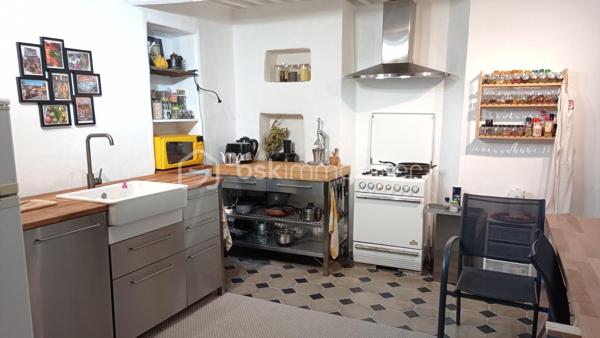 Dans les ruelles pittoresques de Sauve, village médiéval classé parmi les Plus Beaux Villages de France, venez découvrir cette maison de village de plus de 60 m² sur deux niveaux, entièrement rénovée avec goût.

Au rez-de-chaussée, un atelier et une chambre attenante charme préservé : murs voûtés en pierre, chaux et parquet offrent un bel espace indépendant, idéal pour y aménager un gîte ou une location saisonnière — un potentiel de revenus complémentaires dans cette région très touristique.

Un bel escalier en pierre dessert l'étage, véritable élément de caractère de la maison. Ses marches patinées par le temps, sa cage de lumière naturelle et sa rampe en fer forgé racontent l'histoire de cette maison de village. Agrémenté de plantes vertes, il distille une atmosphère sereine et apporte ce supplément d'âme propre aux maisons anciennes rénovées avec soin.

À l'étage, la pièce de vie principale associe cuisine ouverte sur séjour à la fois cosy et très lumineux tout en gardant le charme de l’ancien.

 À l'extérieur, une agréable terrasse/patio en tomettes, ombragée par une paillote, invite à profiter des beaux jours et des repas en extérieur. Elle est surmontée d’une mezzanine pour augmenter la capacité de rangement ou même disposer d’un espace de vie supplémentaire.

Un bien rare, à fort potentiel, dans un village vivant et recherché du Gard.

Contactez-moi dès maintenant pour organiser une visite.