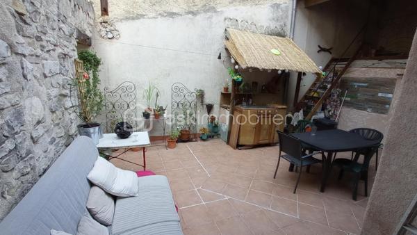 Dans les ruelles pittoresques de Sauve, village médiéval classé parmi les Plus Beaux Villages de France, venez découvrir cette maison de village de plus de 60 m² sur deux niveaux, entièrement rénovée avec goût.

Au rez-de-chaussée, un atelier et une chambre attenante charme préservé : murs voûtés en pierre, chaux et parquet offrent un bel espace indépendant, idéal pour y aménager un gîte ou une location saisonnière — un potentiel de revenus complémentaires dans cette région très touristique.

Un bel escalier en pierre dessert l'étage, véritable élément de caractère de la maison. Ses marches patinées par le temps, sa cage de lumière naturelle et sa rampe en fer forgé racontent l'histoire de cette maison de village. Agrémenté de plantes vertes, il distille une atmosphère sereine et apporte ce supplément d'âme propre aux maisons anciennes rénovées avec soin.

À l'étage, la pièce de vie principale associe cuisine ouverte sur séjour à la fois cosy et très lumineux tout en gardant le charme de l’ancien.

 À l'extérieur, une agréable terrasse/patio en tomettes, ombragée par une paillote, invite à profiter des beaux jours et des repas en extérieur. Elle est surmontée d’une mezzanine pour augmenter la capacité de rangement ou même disposer d’un espace de vie supplémentaire.

Un bien rare, à fort potentiel, dans un village vivant et recherché du Gard.

Contactez-moi dès maintenant pour organiser une visite.