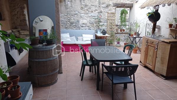 Dans les ruelles pittoresques de Sauve, village médiéval classé parmi les Plus Beaux Villages de France, venez découvrir cette maison de village de plus de 60 m² sur deux niveaux, entièrement rénovée avec goût.

Au rez-de-chaussée, un atelier et une chambre attenante charme préservé : murs voûtés en pierre, chaux et parquet offrent un bel espace indépendant, idéal pour y aménager un gîte ou une location saisonnière — un potentiel de revenus complémentaires dans cette région très touristique.

Un bel escalier en pierre dessert l'étage, véritable élément de caractère de la maison. Ses marches patinées par le temps, sa cage de lumière naturelle et sa rampe en fer forgé racontent l'histoire de cette maison de village. Agrémenté de plantes vertes, il distille une atmosphère sereine et apporte ce supplément d'âme propre aux maisons anciennes rénovées avec soin.

À l'étage, la pièce de vie principale associe cuisine ouverte sur séjour à la fois cosy et très lumineux tout en gardant le charme de l’ancien.

 À l'extérieur, une agréable terrasse/patio en tomettes, ombragée par une paillote, invite à profiter des beaux jours et des repas en extérieur. Elle est surmontée d’une mezzanine pour augmenter la capacité de rangement ou même disposer d’un espace de vie supplémentaire.

Un bien rare, à fort potentiel, dans un village vivant et recherché du Gard.

Contactez-moi dès maintenant pour organiser une visite.