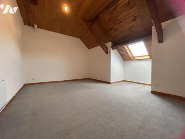 SARRY, Maison de 5 pièces. Terrain clos de 607 m². Pas de gros travaux à prévoir.