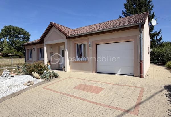 Venez découvrir cette belle maison de plain-pied, construite en 2006 par Claude Rizzon.
Idéalement conçue pour les personnes en quête de calme, de confort et d'un extérieur facile à entretenir, cette maison saura vous séduire par ses beaux volumes et sa fonctionnalité.
Dès l'entrée, vous découvrirez un hall qui dessert un WC indépendant, deux chambres ainsi qu'une vaste pièce de vie ouverte d'environ 55 m². Celle-ci communique directement avec un cellier et le garage, un véritable atout pour faciliter le quotidien, notamment au retour des courses.
Une salle de bain indépendante complète harmonieusement l'ensemble.
Vous avez un projet familial ou souhaitez vivre à proximité de vos proches ? C'est tout à fait possible ! Une seconde maison, située à l'arrière de la propriété, est également proposée à la vente. Une opportunité idéale pour accueillir un membre de votre famille ou choisir votre futur voisin.
N'hésitez pas à me contacter pour organiser une visite. Cette maison n'attend plus que vous !