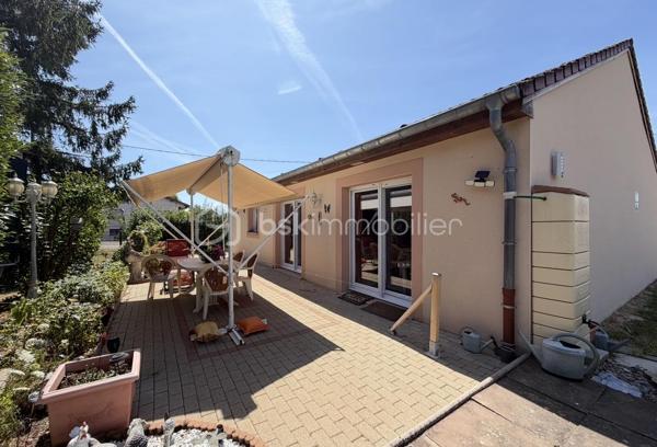 Venez découvrir cette belle maison de plain-pied, construite en 2006 par Claude Rizzon.
Idéalement conçue pour les personnes en quête de calme, de confort et d'un extérieur facile à entretenir, cette maison saura vous séduire par ses beaux volumes et sa fonctionnalité.
Dès l'entrée, vous découvrirez un hall qui dessert un WC indépendant, deux chambres ainsi qu'une vaste pièce de vie ouverte d'environ 55 m². Celle-ci communique directement avec un cellier et le garage, un véritable atout pour faciliter le quotidien, notamment au retour des courses.
Une salle de bain indépendante complète harmonieusement l'ensemble.
Vous avez un projet familial ou souhaitez vivre à proximité de vos proches ? C'est tout à fait possible ! Une seconde maison, située à l'arrière de la propriété, est également proposée à la vente. Une opportunité idéale pour accueillir un membre de votre famille ou choisir votre futur voisin.
N'hésitez pas à me contacter pour organiser une visite. Cette maison n'attend plus que vous !
