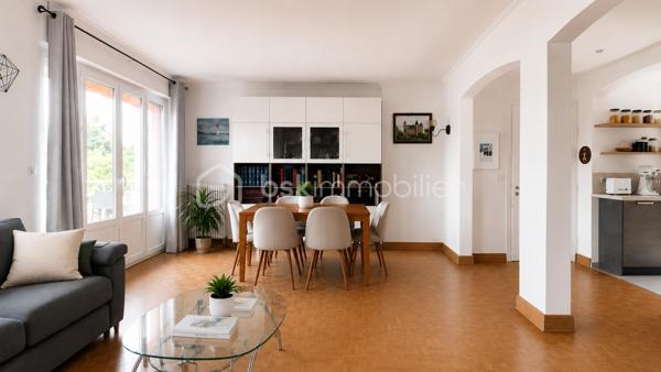 Ouvrir les fenêtres sur les arbres, prendre son café au soleil le matin et profiter d’un balcon côté parc en fin de journée… Voici le cadre de vie qu’offre ce beau 4 pièces traversant de 82 m².

Situé au sein d’une résidence de standing  au cœur d’un parc privé arboré, cet appartement séduit par sa luminosité, ses beaux volumes et sa double exposition Est/Ouest.

Un véritable équilibre entre espace, calme et verdure, tout en restant à proximité des transports, commerces et établissements scolaires.

Dès l’entrée, les ouvertures entre les différentes pièces donnent du caractère à l’appartement et favorisent une circulation fluide et agréable, avec très peu d’espace perdu.
Une pièce de vie lumineuse  de 28 m² lumineuse et conviviale qui se prolonge par un premier balcon bénéficiant d’une vue dégagée sur le parc privé arboré, idéal pour profiter du soleil et de la verdure en fin de journée.

La cuisine aménagée et entièrement équipée, fonctionnelle au quotidien, dispose elle aussi de son propre extérieur avec un second balcon exposé Est, agréable dès les premières heures de la journée.

Un espace nuit bien séparé
Accessible par un dégagement équipé d’un grand placard, l’espace nuit comprend :
•	deux chambres spacieuses ; 
•	un dressing indépendant ; 
•	une salle de bains avec douche, lumineuse et bénéficiant d’une fenêtre ; 
•	des WC indépendants. 

L’appartement est équipé de double vitrage.
Une belle cave complète ce bien.

Au-delà de l’appartement, la résidence offre un environnement particulièrement agréable avec :
•	un parc privé arboré ; 
•	une aire de jeux pour les enfants ; 
•	un court de tennis ; 
•	la présence d’un gardien. 

Transports, commerces et établissements scolaires à proximité
•	gare de Marly-le-Roi à moins de 15 minutes à pied, avec la ligne L permettant notamment de rejoindre La Défense et Paris Saint-Lazare ; 
•	ligne de bus n°1 au pied de la résidence, permettant notamment de rejoindre Saint-Germain-en-Laye et Versailles ; 
•	commerces et établissements scolaires à proximité.

Un cadre de vie privilégié à découvrir sans tarder !

Informations copropriété :
Charges annuelles : 4 600 €.
Aucune procédure en cours.