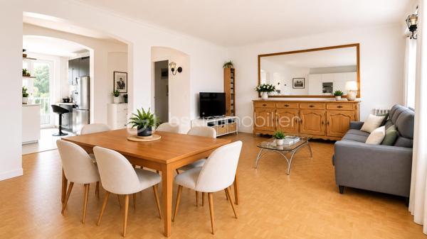 Ouvrir les fenêtres sur les arbres, prendre son café au soleil le matin et profiter d’un balcon côté parc en fin de journée… Voici le cadre de vie qu’offre ce beau 4 pièces traversant de 82 m².

Situé au sein d’une résidence de standing  au cœur d’un parc privé arboré, cet appartement séduit par sa luminosité, ses beaux volumes et sa double exposition Est/Ouest.

Un véritable équilibre entre espace, calme et verdure, tout en restant à proximité des transports, commerces et établissements scolaires.

Dès l’entrée, les ouvertures entre les différentes pièces donnent du caractère à l’appartement et favorisent une circulation fluide et agréable, avec très peu d’espace perdu.
Une pièce de vie lumineuse  de 28 m² lumineuse et conviviale qui se prolonge par un premier balcon bénéficiant d’une vue dégagée sur le parc privé arboré, idéal pour profiter du soleil et de la verdure en fin de journée.

La cuisine aménagée et entièrement équipée, fonctionnelle au quotidien, dispose elle aussi de son propre extérieur avec un second balcon exposé Est, agréable dès les premières heures de la journée.

Un espace nuit bien séparé
Accessible par un dégagement équipé d’un grand placard, l’espace nuit comprend :
•	deux chambres spacieuses ; 
•	un dressing indépendant ; 
•	une salle de bains avec douche, lumineuse et bénéficiant d’une fenêtre ; 
•	des WC indépendants. 

L’appartement est équipé de double vitrage.
Une belle cave complète ce bien.

Au-delà de l’appartement, la résidence offre un environnement particulièrement agréable avec :
•	un parc privé arboré ; 
•	une aire de jeux pour les enfants ; 
•	un court de tennis ; 
•	la présence d’un gardien. 

Transports, commerces et établissements scolaires à proximité
•	gare de Marly-le-Roi à moins de 15 minutes à pied, avec la ligne L permettant notamment de rejoindre La Défense et Paris Saint-Lazare ; 
•	ligne de bus n°1 au pied de la résidence, permettant notamment de rejoindre Saint-Germain-en-Laye et Versailles ; 
•	commerces et établissements scolaires à proximité.

Un cadre de vie privilégié à découvrir sans tarder !

Informations copropriété :
Charges annuelles : 4 600 €.
Aucune procédure en cours.