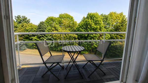 Ouvrir les fenêtres sur les arbres, prendre son café au soleil le matin et profiter d’un balcon côté parc en fin de journée… Voici le cadre de vie qu’offre ce beau 4 pièces traversant de 82 m².

Situé au sein d’une résidence de standing  au cœur d’un parc privé arboré, cet appartement séduit par sa luminosité, ses beaux volumes et sa double exposition Est/Ouest.

Un véritable équilibre entre espace, calme et verdure, tout en restant à proximité des transports, commerces et établissements scolaires.

Dès l’entrée, les ouvertures entre les différentes pièces donnent du caractère à l’appartement et favorisent une circulation fluide et agréable, avec très peu d’espace perdu.
Une pièce de vie lumineuse  de 28 m² lumineuse et conviviale qui se prolonge par un premier balcon bénéficiant d’une vue dégagée sur le parc privé arboré, idéal pour profiter du soleil et de la verdure en fin de journée.

La cuisine aménagée et entièrement équipée, fonctionnelle au quotidien, dispose elle aussi de son propre extérieur avec un second balcon exposé Est, agréable dès les premières heures de la journée.

Un espace nuit bien séparé
Accessible par un dégagement équipé d’un grand placard, l’espace nuit comprend :
•	deux chambres spacieuses ; 
•	un dressing indépendant ; 
•	une salle de bains avec douche, lumineuse et bénéficiant d’une fenêtre ; 
•	des WC indépendants. 

L’appartement est équipé de double vitrage.
Une belle cave complète ce bien.

Au-delà de l’appartement, la résidence offre un environnement particulièrement agréable avec :
•	un parc privé arboré ; 
•	une aire de jeux pour les enfants ; 
•	un court de tennis ; 
•	la présence d’un gardien. 

Transports, commerces et établissements scolaires à proximité
•	gare de Marly-le-Roi à moins de 15 minutes à pied, avec la ligne L permettant notamment de rejoindre La Défense et Paris Saint-Lazare ; 
•	ligne de bus n°1 au pied de la résidence, permettant notamment de rejoindre Saint-Germain-en-Laye et Versailles ; 
•	commerces et établissements scolaires à proximité.

Un cadre de vie privilégié à découvrir sans tarder !

Informations copropriété :
Charges annuelles : 4 600 €.
Aucune procédure en cours.