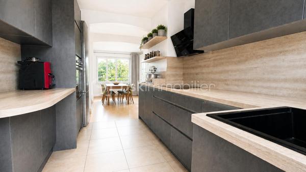 Ouvrir les fenêtres sur les arbres, prendre son café au soleil le matin et profiter d’un balcon côté parc en fin de journée… Voici le cadre de vie qu’offre ce beau 4 pièces traversant de 82 m².

Situé au sein d’une résidence de standing  au cœur d’un parc privé arboré, cet appartement séduit par sa luminosité, ses beaux volumes et sa double exposition Est/Ouest.

Un véritable équilibre entre espace, calme et verdure, tout en restant à proximité des transports, commerces et établissements scolaires.

Dès l’entrée, les ouvertures entre les différentes pièces donnent du caractère à l’appartement et favorisent une circulation fluide et agréable, avec très peu d’espace perdu.
Une pièce de vie lumineuse  de 28 m² lumineuse et conviviale qui se prolonge par un premier balcon bénéficiant d’une vue dégagée sur le parc privé arboré, idéal pour profiter du soleil et de la verdure en fin de journée.

La cuisine aménagée et entièrement équipée, fonctionnelle au quotidien, dispose elle aussi de son propre extérieur avec un second balcon exposé Est, agréable dès les premières heures de la journée.

Un espace nuit bien séparé
Accessible par un dégagement équipé d’un grand placard, l’espace nuit comprend :
•	deux chambres spacieuses ; 
•	un dressing indépendant ; 
•	une salle de bains avec douche, lumineuse et bénéficiant d’une fenêtre ; 
•	des WC indépendants. 

L’appartement est équipé de double vitrage.
Une belle cave complète ce bien.

Au-delà de l’appartement, la résidence offre un environnement particulièrement agréable avec :
•	un parc privé arboré ; 
•	une aire de jeux pour les enfants ; 
•	un court de tennis ; 
•	la présence d’un gardien. 

Transports, commerces et établissements scolaires à proximité
•	gare de Marly-le-Roi à moins de 15 minutes à pied, avec la ligne L permettant notamment de rejoindre La Défense et Paris Saint-Lazare ; 
•	ligne de bus n°1 au pied de la résidence, permettant notamment de rejoindre Saint-Germain-en-Laye et Versailles ; 
•	commerces et établissements scolaires à proximité.

Un cadre de vie privilégié à découvrir sans tarder !

Informations copropriété :
Charges annuelles : 4 600 €.
Aucune procédure en cours.