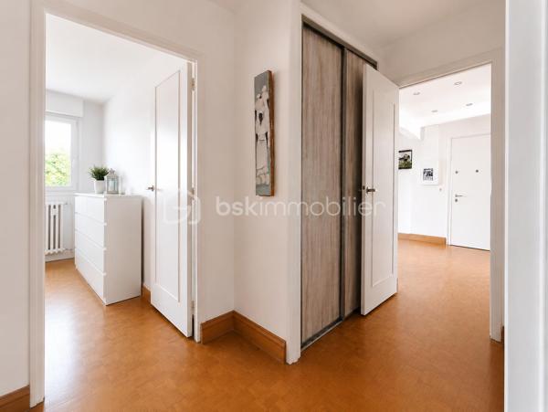 Ouvrir les fenêtres sur les arbres, prendre son café au soleil le matin et profiter d’un balcon côté parc en fin de journée… Voici le cadre de vie qu’offre ce beau 4 pièces traversant de 82 m².

Situé au sein d’une résidence de standing  au cœur d’un parc privé arboré, cet appartement séduit par sa luminosité, ses beaux volumes et sa double exposition Est/Ouest.

Un véritable équilibre entre espace, calme et verdure, tout en restant à proximité des transports, commerces et établissements scolaires.

Dès l’entrée, les ouvertures entre les différentes pièces donnent du caractère à l’appartement et favorisent une circulation fluide et agréable, avec très peu d’espace perdu.
Une pièce de vie lumineuse  de 28 m² lumineuse et conviviale qui se prolonge par un premier balcon bénéficiant d’une vue dégagée sur le parc privé arboré, idéal pour profiter du soleil et de la verdure en fin de journée.

La cuisine aménagée et entièrement équipée, fonctionnelle au quotidien, dispose elle aussi de son propre extérieur avec un second balcon exposé Est, agréable dès les premières heures de la journée.

Un espace nuit bien séparé
Accessible par un dégagement équipé d’un grand placard, l’espace nuit comprend :
•	deux chambres spacieuses ; 
•	un dressing indépendant ; 
•	une salle de bains avec douche, lumineuse et bénéficiant d’une fenêtre ; 
•	des WC indépendants. 

L’appartement est équipé de double vitrage.
Une belle cave complète ce bien.

Au-delà de l’appartement, la résidence offre un environnement particulièrement agréable avec :
•	un parc privé arboré ; 
•	une aire de jeux pour les enfants ; 
•	un court de tennis ; 
•	la présence d’un gardien. 

Transports, commerces et établissements scolaires à proximité
•	gare de Marly-le-Roi à moins de 15 minutes à pied, avec la ligne L permettant notamment de rejoindre La Défense et Paris Saint-Lazare ; 
•	ligne de bus n°1 au pied de la résidence, permettant notamment de rejoindre Saint-Germain-en-Laye et Versailles ; 
•	commerces et établissements scolaires à proximité.

Un cadre de vie privilégié à découvrir sans tarder !

Informations copropriété :
Charges annuelles : 4 600 €.
Aucune procédure en cours.