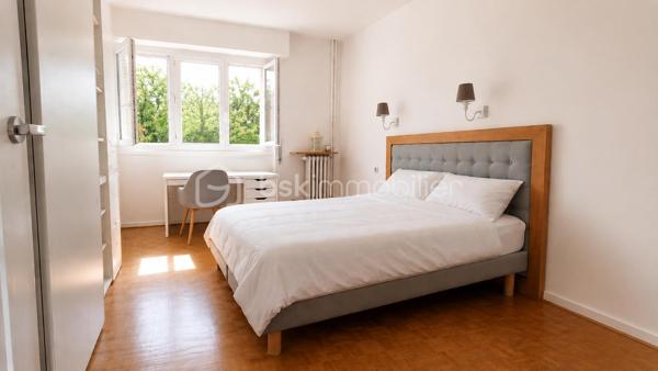 Ouvrir les fenêtres sur les arbres, prendre son café au soleil le matin et profiter d’un balcon côté parc en fin de journée… Voici le cadre de vie qu’offre ce beau 4 pièces traversant de 82 m².

Situé au sein d’une résidence de standing  au cœur d’un parc privé arboré, cet appartement séduit par sa luminosité, ses beaux volumes et sa double exposition Est/Ouest.

Un véritable équilibre entre espace, calme et verdure, tout en restant à proximité des transports, commerces et établissements scolaires.

Dès l’entrée, les ouvertures entre les différentes pièces donnent du caractère à l’appartement et favorisent une circulation fluide et agréable, avec très peu d’espace perdu.
Une pièce de vie lumineuse  de 28 m² lumineuse et conviviale qui se prolonge par un premier balcon bénéficiant d’une vue dégagée sur le parc privé arboré, idéal pour profiter du soleil et de la verdure en fin de journée.

La cuisine aménagée et entièrement équipée, fonctionnelle au quotidien, dispose elle aussi de son propre extérieur avec un second balcon exposé Est, agréable dès les premières heures de la journée.

Un espace nuit bien séparé
Accessible par un dégagement équipé d’un grand placard, l’espace nuit comprend :
•	deux chambres spacieuses ; 
•	un dressing indépendant ; 
•	une salle de bains avec douche, lumineuse et bénéficiant d’une fenêtre ; 
•	des WC indépendants. 

L’appartement est équipé de double vitrage.
Une belle cave complète ce bien.

Au-delà de l’appartement, la résidence offre un environnement particulièrement agréable avec :
•	un parc privé arboré ; 
•	une aire de jeux pour les enfants ; 
•	un court de tennis ; 
•	la présence d’un gardien. 

Transports, commerces et établissements scolaires à proximité
•	gare de Marly-le-Roi à moins de 15 minutes à pied, avec la ligne L permettant notamment de rejoindre La Défense et Paris Saint-Lazare ; 
•	ligne de bus n°1 au pied de la résidence, permettant notamment de rejoindre Saint-Germain-en-Laye et Versailles ; 
•	commerces et établissements scolaires à proximité.

Un cadre de vie privilégié à découvrir sans tarder !

Informations copropriété :
Charges annuelles : 4 600 €.
Aucune procédure en cours.