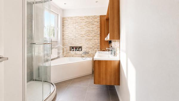 Ouvrir les fenêtres sur les arbres, prendre son café au soleil le matin et profiter d’un balcon côté parc en fin de journée… Voici le cadre de vie qu’offre ce beau 4 pièces traversant de 82 m².

Situé au sein d’une résidence de standing  au cœur d’un parc privé arboré, cet appartement séduit par sa luminosité, ses beaux volumes et sa double exposition Est/Ouest.

Un véritable équilibre entre espace, calme et verdure, tout en restant à proximité des transports, commerces et établissements scolaires.

Dès l’entrée, les ouvertures entre les différentes pièces donnent du caractère à l’appartement et favorisent une circulation fluide et agréable, avec très peu d’espace perdu.
Une pièce de vie lumineuse  de 28 m² lumineuse et conviviale qui se prolonge par un premier balcon bénéficiant d’une vue dégagée sur le parc privé arboré, idéal pour profiter du soleil et de la verdure en fin de journée.

La cuisine aménagée et entièrement équipée, fonctionnelle au quotidien, dispose elle aussi de son propre extérieur avec un second balcon exposé Est, agréable dès les premières heures de la journée.

Un espace nuit bien séparé
Accessible par un dégagement équipé d’un grand placard, l’espace nuit comprend :
•	deux chambres spacieuses ; 
•	un dressing indépendant ; 
•	une salle de bains avec douche, lumineuse et bénéficiant d’une fenêtre ; 
•	des WC indépendants. 

L’appartement est équipé de double vitrage.
Une belle cave complète ce bien.

Au-delà de l’appartement, la résidence offre un environnement particulièrement agréable avec :
•	un parc privé arboré ; 
•	une aire de jeux pour les enfants ; 
•	un court de tennis ; 
•	la présence d’un gardien. 

Transports, commerces et établissements scolaires à proximité
•	gare de Marly-le-Roi à moins de 15 minutes à pied, avec la ligne L permettant notamment de rejoindre La Défense et Paris Saint-Lazare ; 
•	ligne de bus n°1 au pied de la résidence, permettant notamment de rejoindre Saint-Germain-en-Laye et Versailles ; 
•	commerces et établissements scolaires à proximité.

Un cadre de vie privilégié à découvrir sans tarder !

Informations copropriété :
Charges annuelles : 4 600 €.
Aucune procédure en cours.